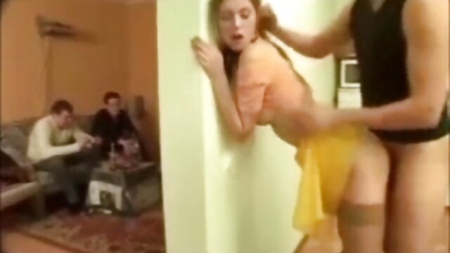 Seorang gadis telanjang menggosok vagina di pelana sepeda dan tumpukan itu. kumpulan bokep gogo live