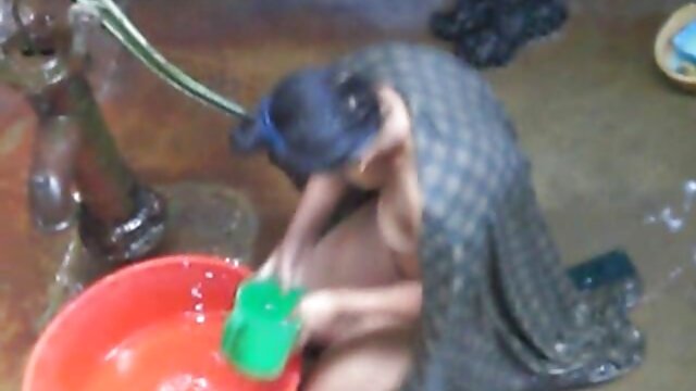 Gadis bokef bigo Oriental telanjang melakukan pekerjaan oral sebelum kaku.