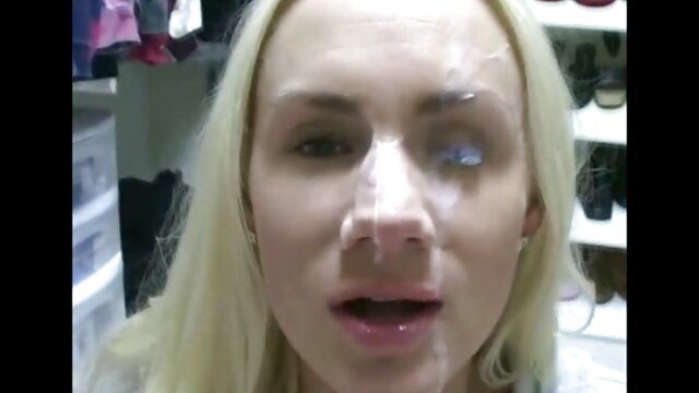 Melihat seorang gadis di kamar mandi melalui kamera tersembunyi. video live bokep