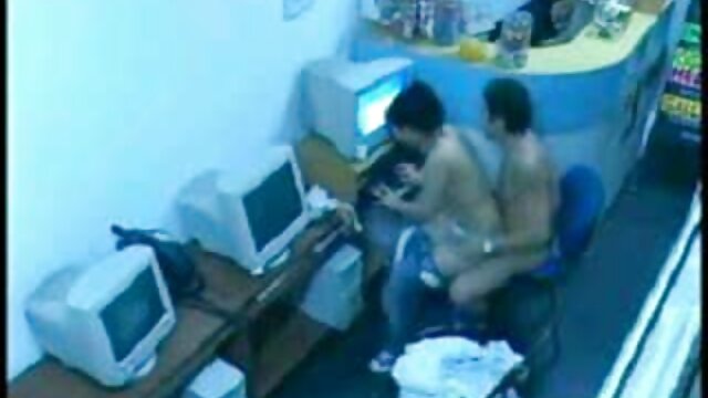 Nina Rotti menggosok pantat bokep video live ginormous nya pada penis besarnya
