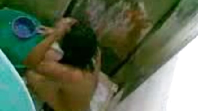 Moka Mora Secara Alami berjalan video bokep gogo live di batang pohon.
