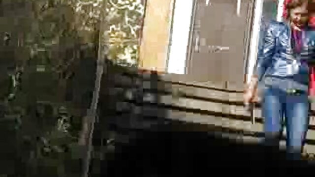 Guru tua hammers vagina pelacur dan membiarkan dia memakai video bokep online live seragam mahasiswa.